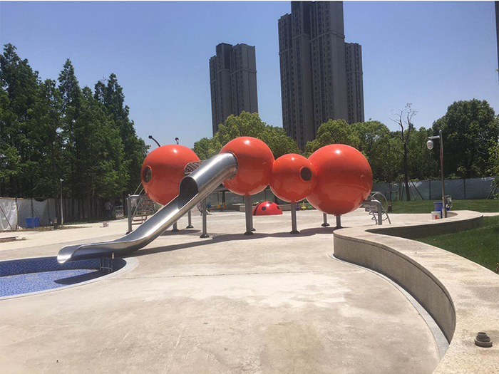 兒童游樂場(chǎng)的設(shè)備
